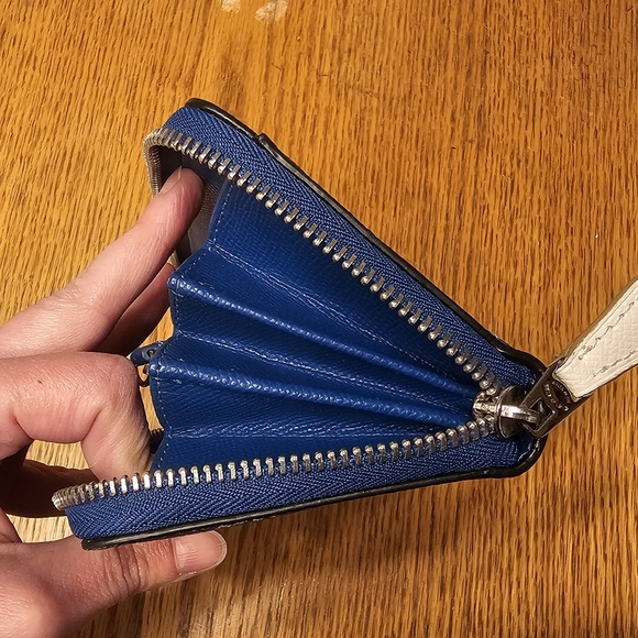 Coach EUC Badlands Blue and White Floral Crossbody Set With Matching Wallet - Picture 13 of 16